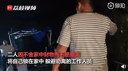 夫妻二人不舍财物拒绝撤离被困！遇到突发洪水如何自救？