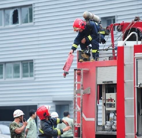 沈阳4名消防员被液化气罐炸伤（沈阳一门市爆炸致4名消防员受伤）