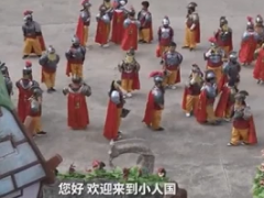 63个袖珍人在景区表演谋生!袖珍人是怎么形成的?侏儒症怎么治疗?