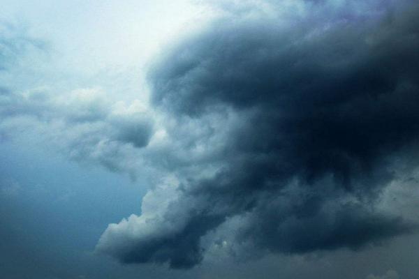 梦见乌云密布是什么意思 梦到天空很多乌云要下暴雨有什么预兆