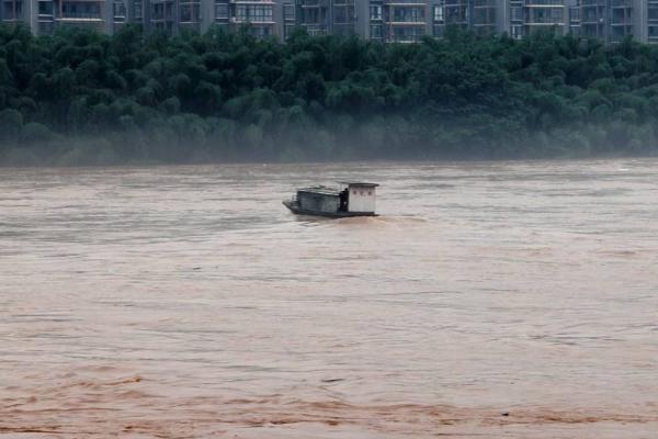 梦见被水困住是什么意思 梦到自己四周是水被困有什么预兆