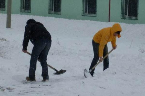 梦见扫雪是什么意思 女人梦到和很多人在一起扫雪有什么预兆