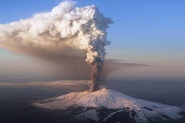 梦见火山爆发是什么意思 女人梦到火山爆发成功逃跑有什么预兆