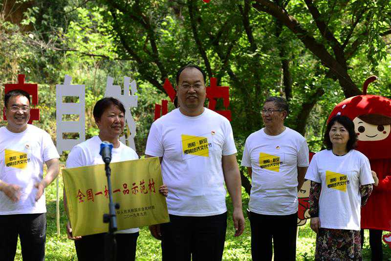 新安县把特色樱桃农特产品等推销出去，做好樱桃节云端发布模式