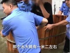 高考生坐澡盆被民警护送进考场 湖北黄梅近500考生坐推土机赶考