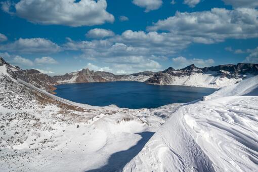 长白山天池大雪封厕所，长白山什么季节去最好，长白山有什么矿产资源