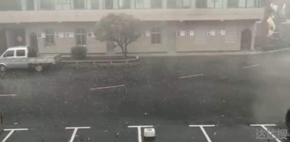 南方多地遭遇冰雹和暴雨天气1