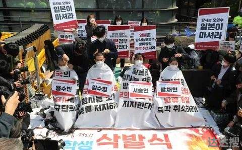 韩国学生在日本使馆前削发抗议