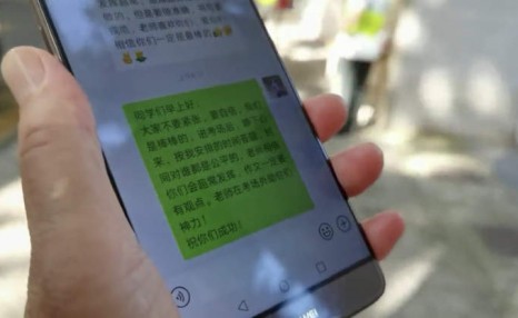 33℃，老师穿里外两层红衣送考：热点不怕，祝福要紧！| 高考现场直击